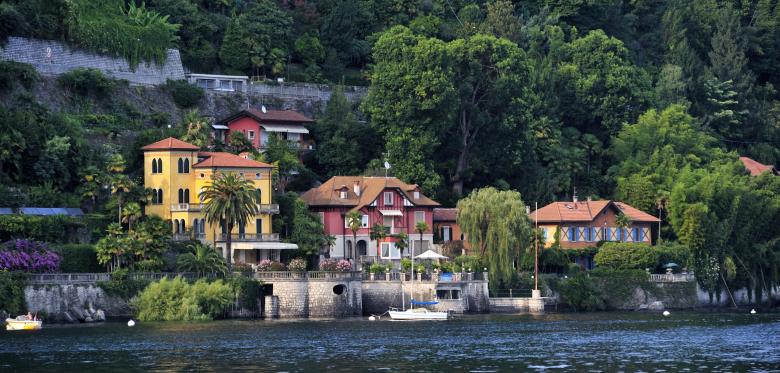 In spring, the fruits on Lake Maggiore radiate