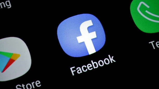 Facebook wants to explain selection of posts in the app